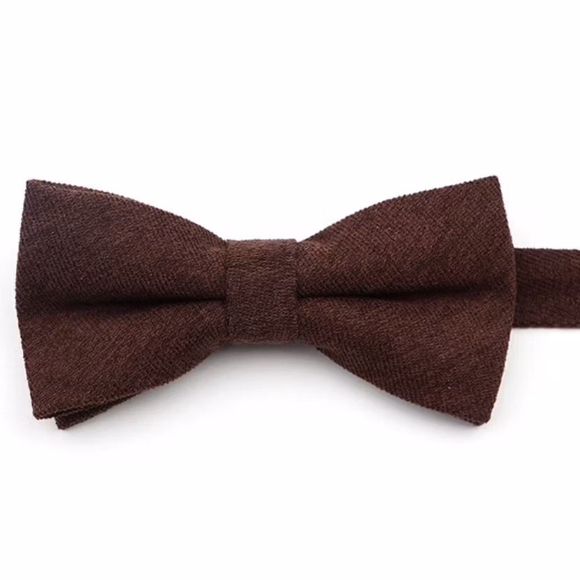 Enfärgad mörkbrun knuten fluga