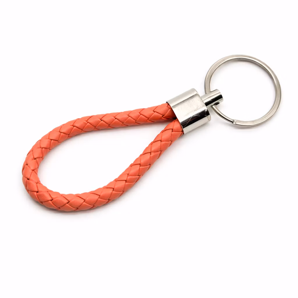 Nyckelring i läder – Flätad korallfärgad med silverdetaljer