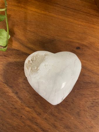 Hjärta vit agat med druzy
