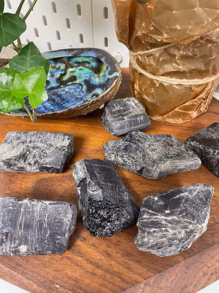 Svart Turmalin råa bitar