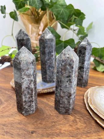 Kristalltorn Emberlit/Yooperlite 7cm hög