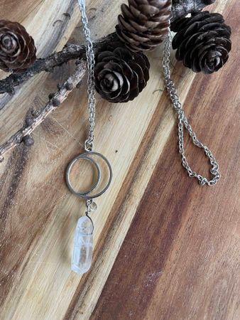 Halsband med bergkristall spets