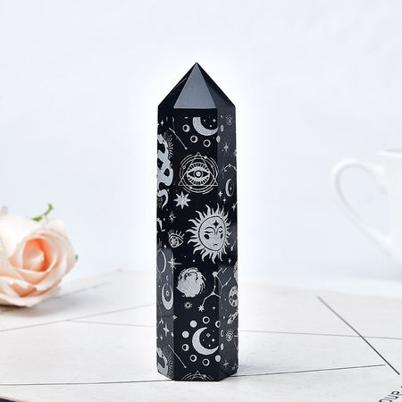 Obsidian obelisk med stärnkonstellantioner.