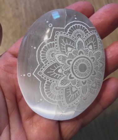 Handsten mandala selenit