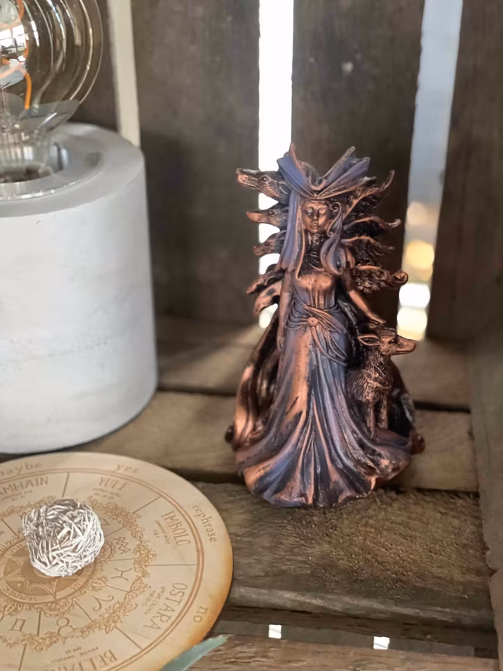 Hekate skulptur
