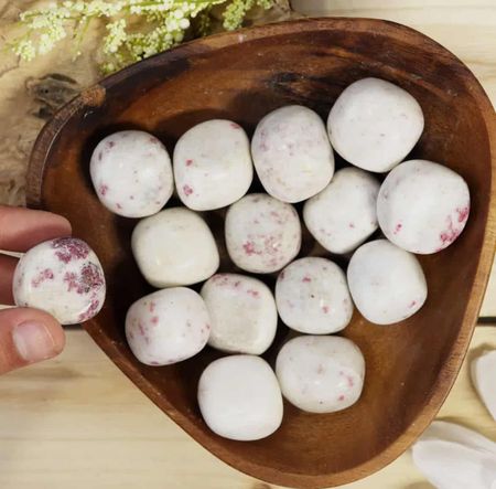 Skapolit med rosa Epidot