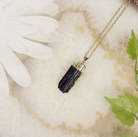 Halsband med svart turmalin