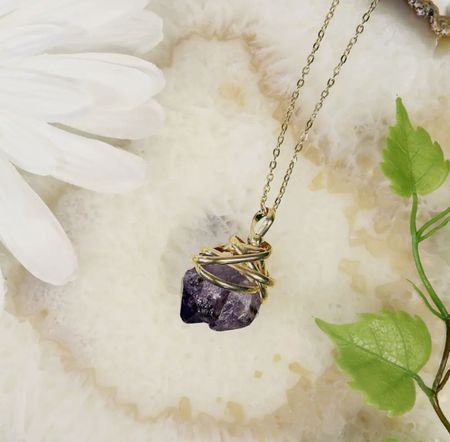 Halsband med slipad ametistspets