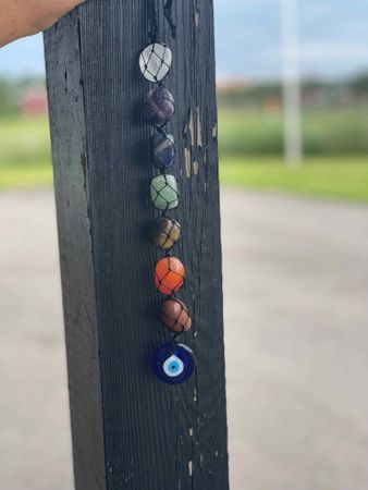 Stenhängare chakra tumlade stenar