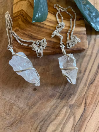 Halsband med rå bergkristall och snurrad silvertråd