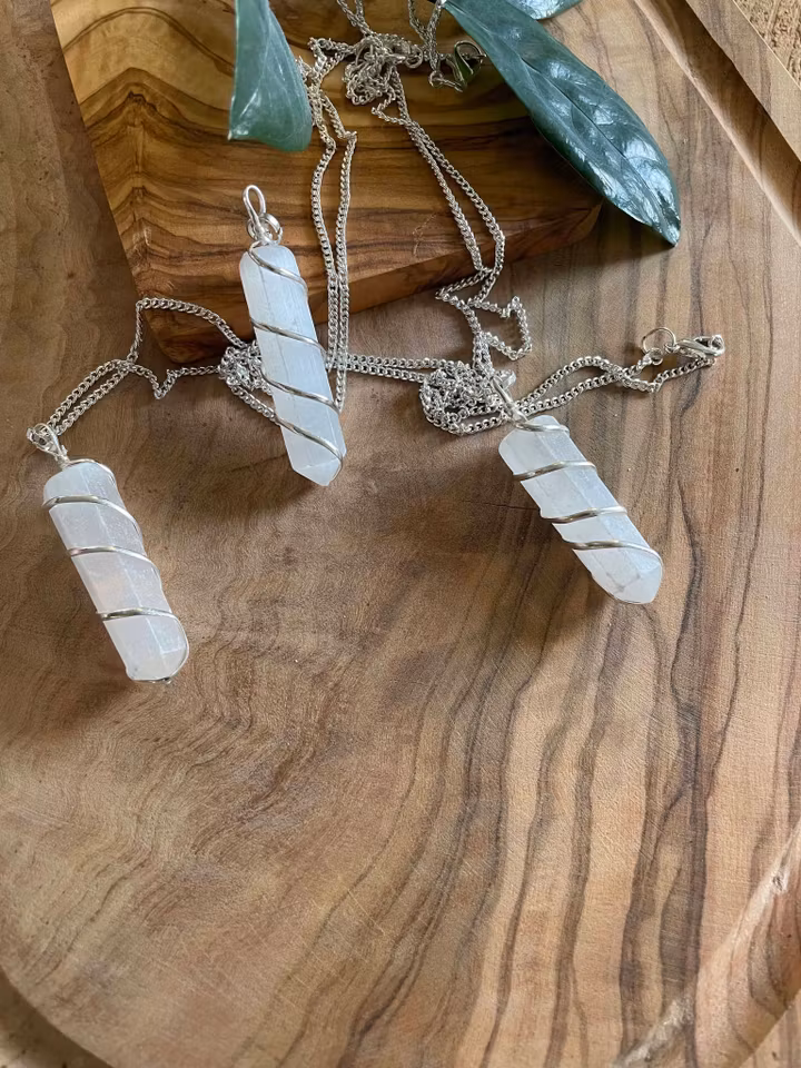 Halsband med selenitspets