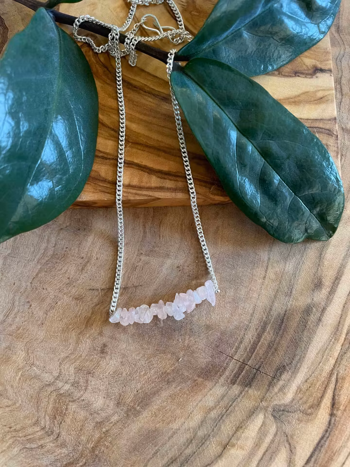 Halsband med rosenkvarts kristaller
