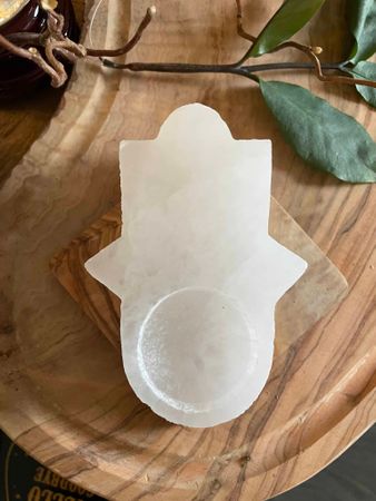 Selenit ljushållare hamsa hand