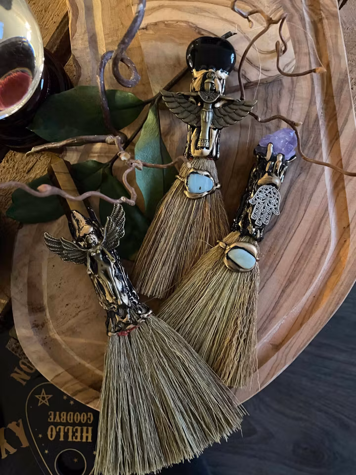 Häxkvast med dekoration och kristaller