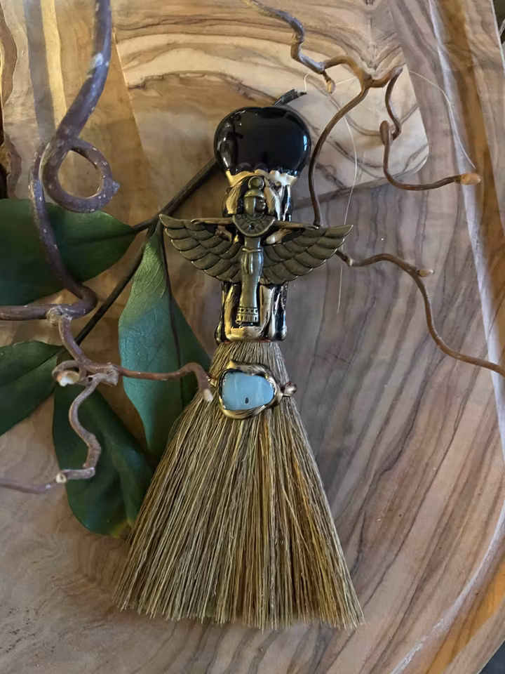 Häxkvast med dekoration och kristaller