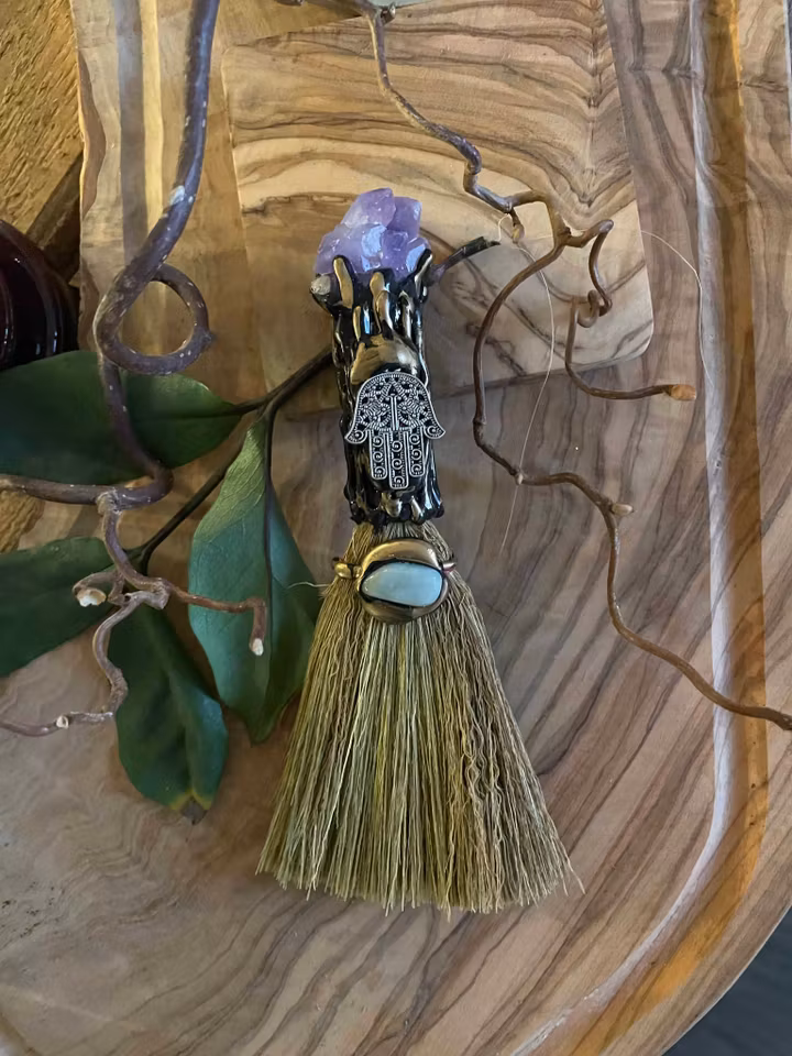 Häxkvast med dekoration och kristaller