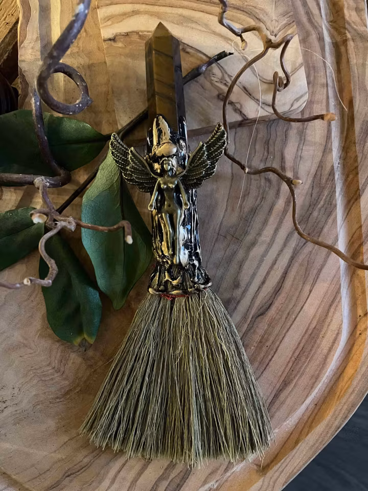 Häxkvast med dekoration och kristaller