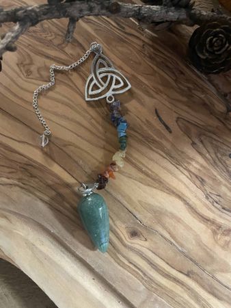 Kristallpendel med chakra stenar och valknut