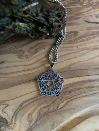 Halsband med pentagram och elementen