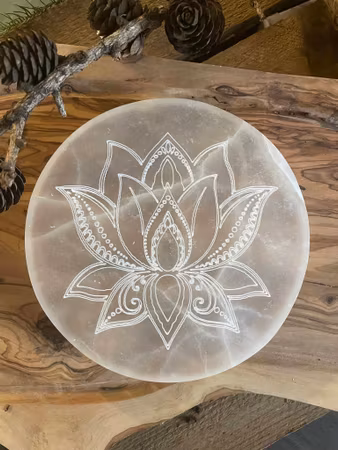 Selenitplatta 14cm graverad Lotus