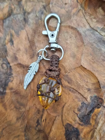 Handgjort hänge med bärnsten & berlock fjäder