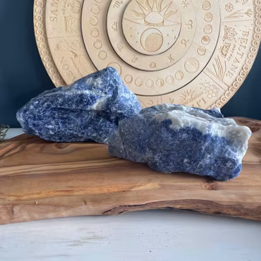 Stora bitar rå sodalit