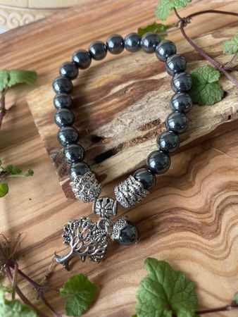 Armband beskydd hematit med livets träd berlock