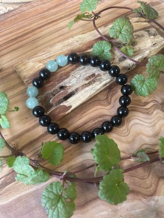 Armband för att skydda mot energivampyrer och neutralisera svart magi