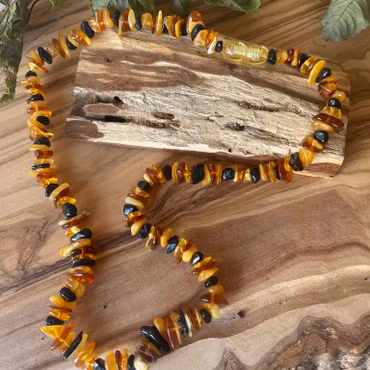 Halsband med chips bärnstenar olika färger