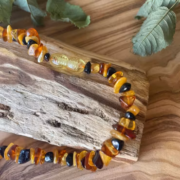 Halsband med chips bärnstenar olika färger