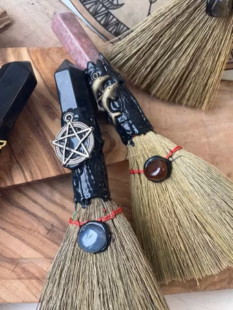 Häxkvast med dekoration och kristaller