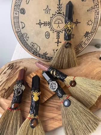 Häxkvast med dekoration och kristaller