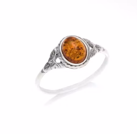 Ring i silver med bärnsten