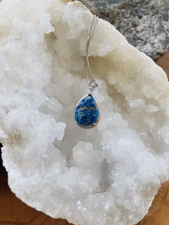 Halsband med Lapis Lazuli silverpläterad mässing