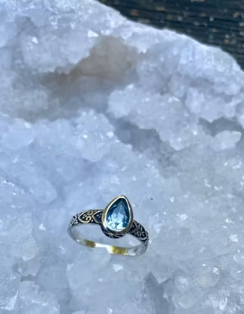 Silverring med slipad blå topas