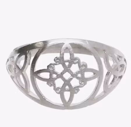 Ring i silver med häxknut