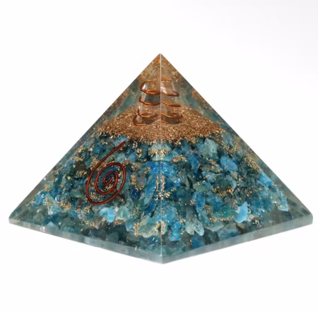 Orgonit pyramid med Apatit och koppar