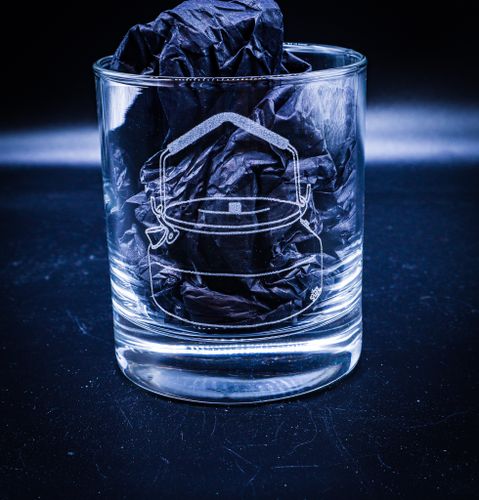 Graverat Whiskeyglas Kaffepannan