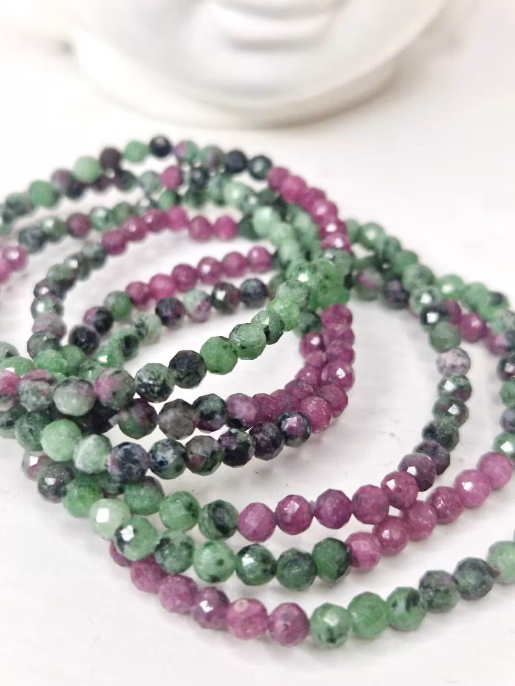 Armband i zoisite rubin facetterade