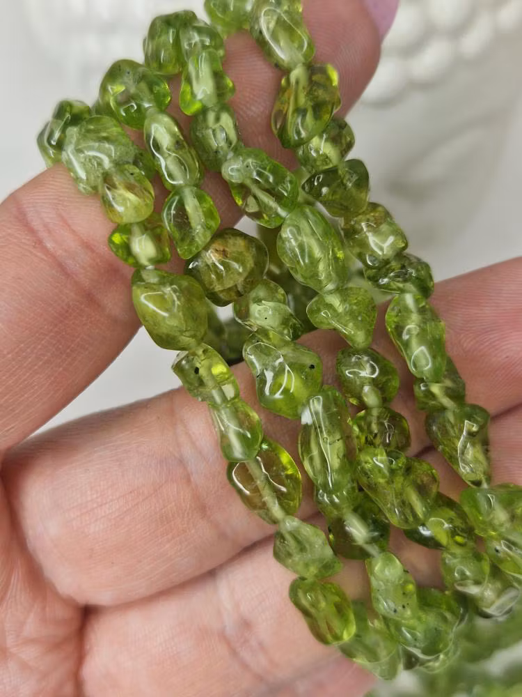 Armband i peridot nuggets arm
