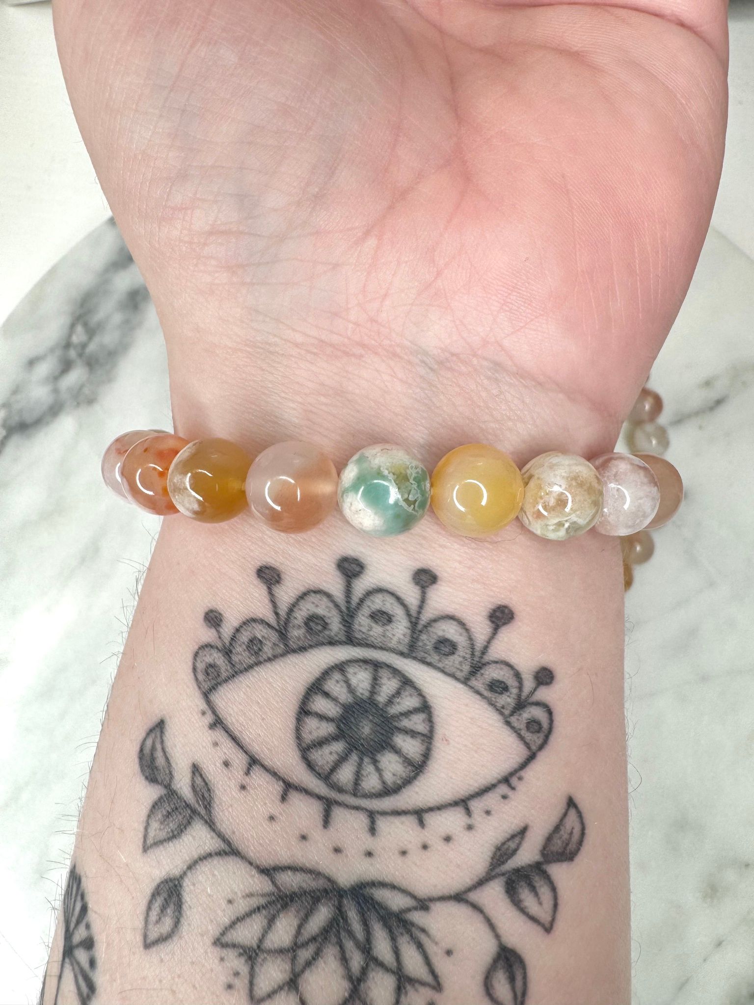 Blomsteragat armband runt handlet med eye