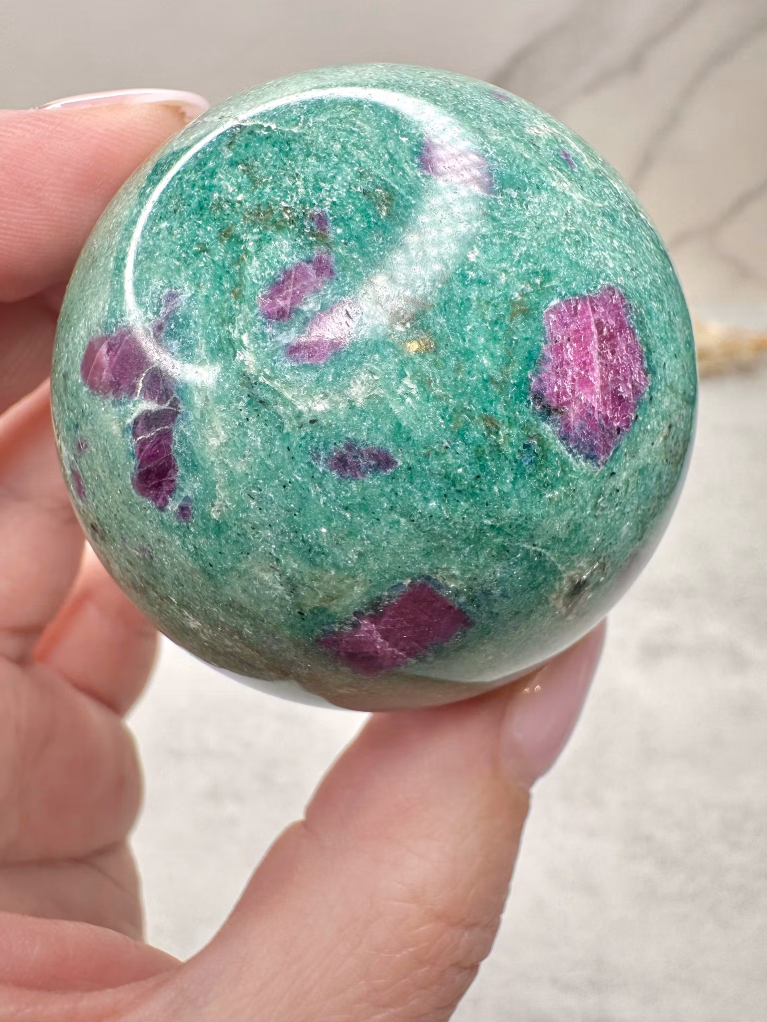 Klot i zoisit med rubin