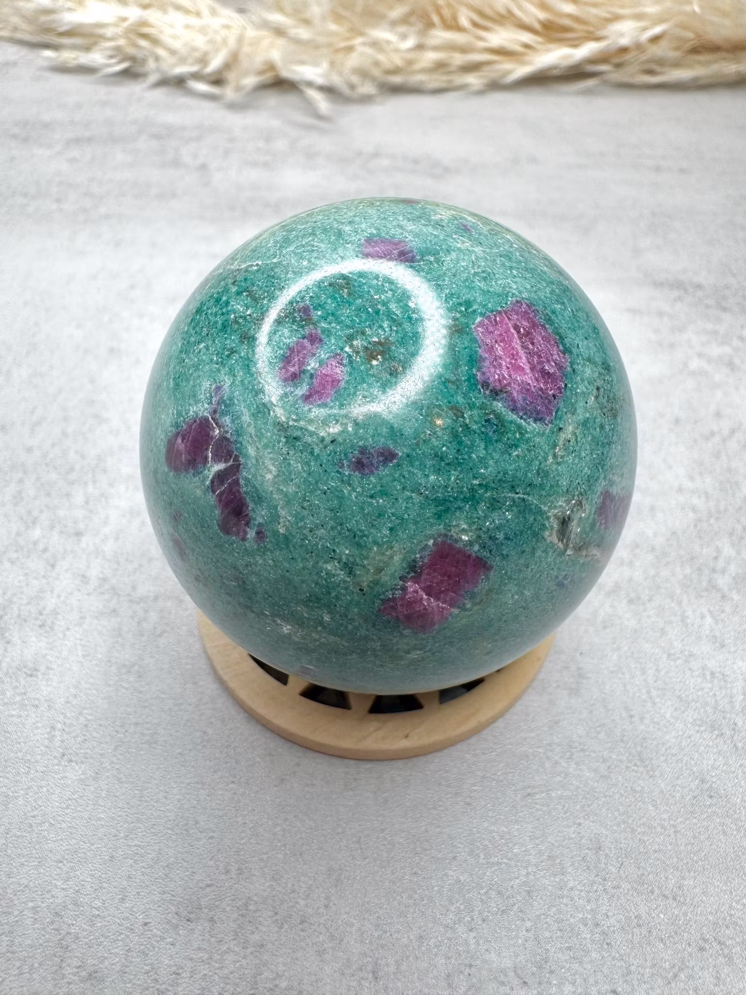 Klot i zoisit med rubin