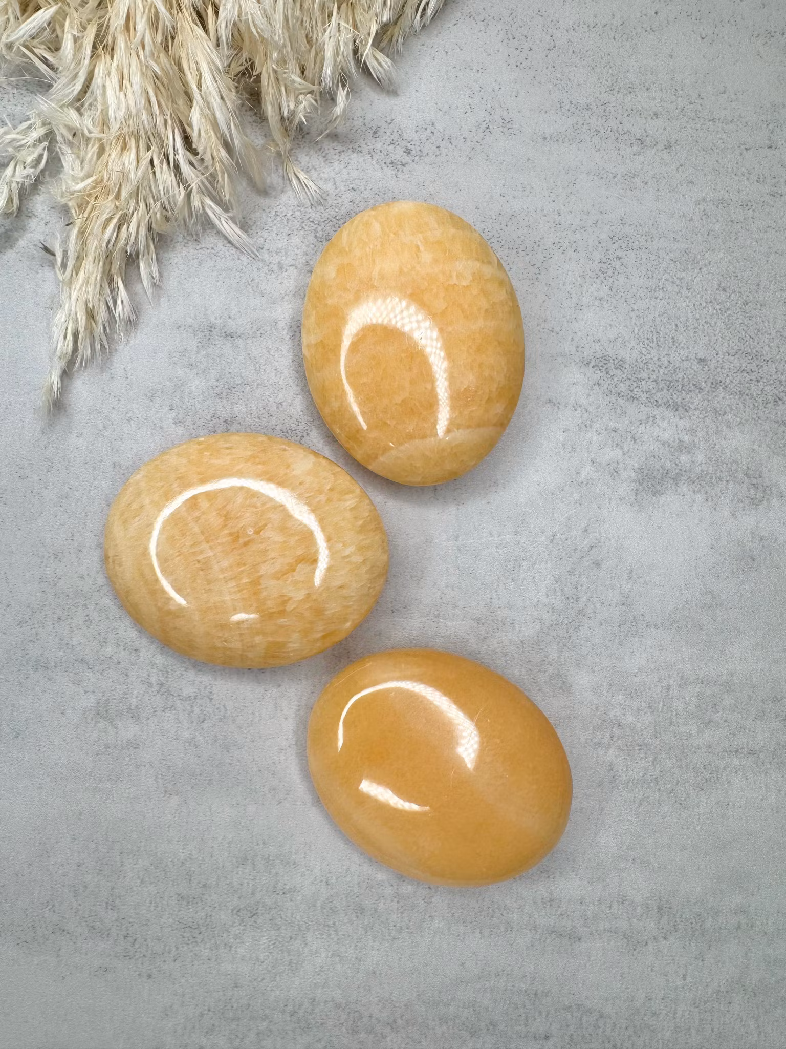 Handsten mangokalcit