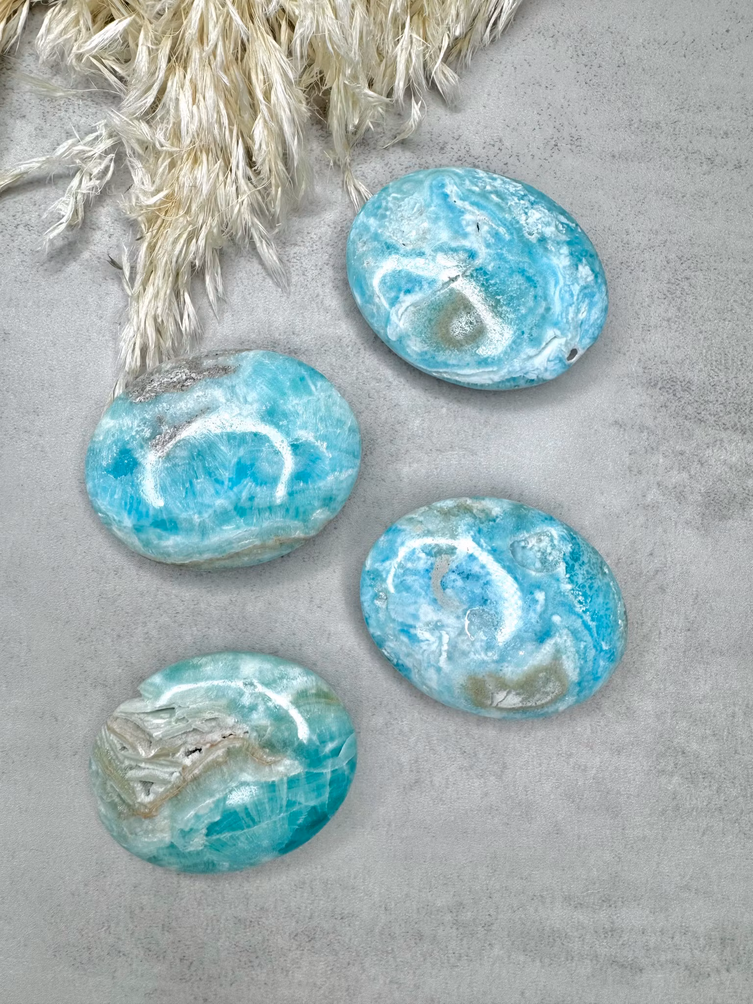 Handsten i blå aragonit