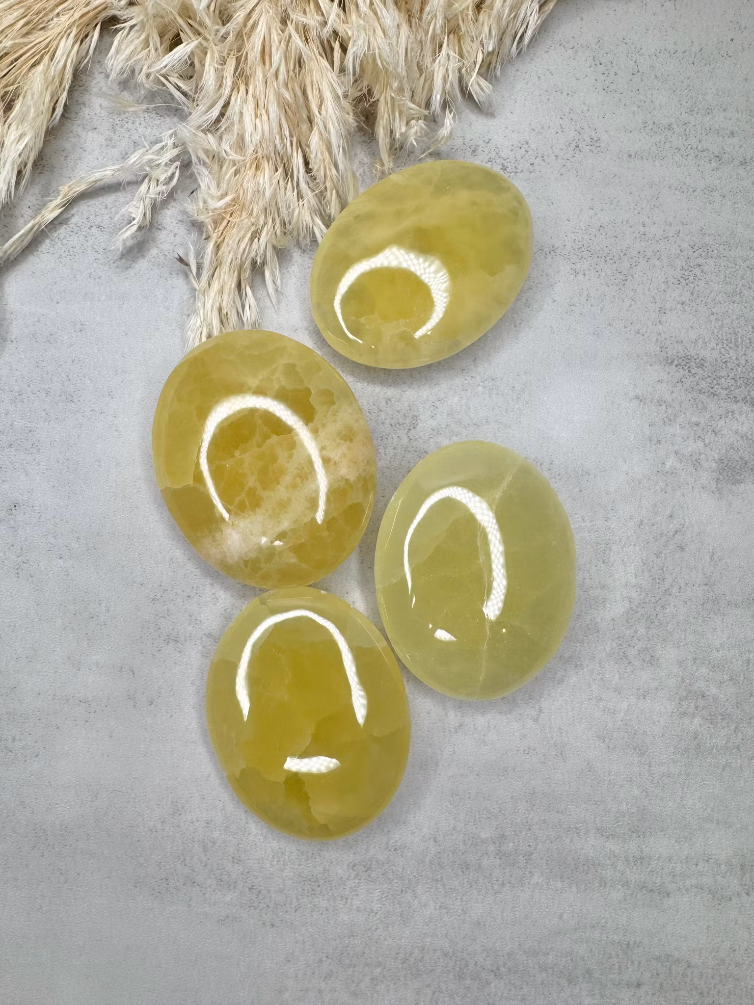 Handsten i citronkalcit