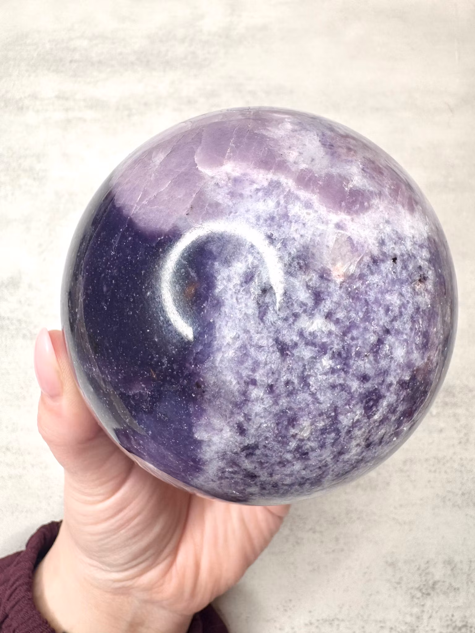 Sort klot i lepidolit