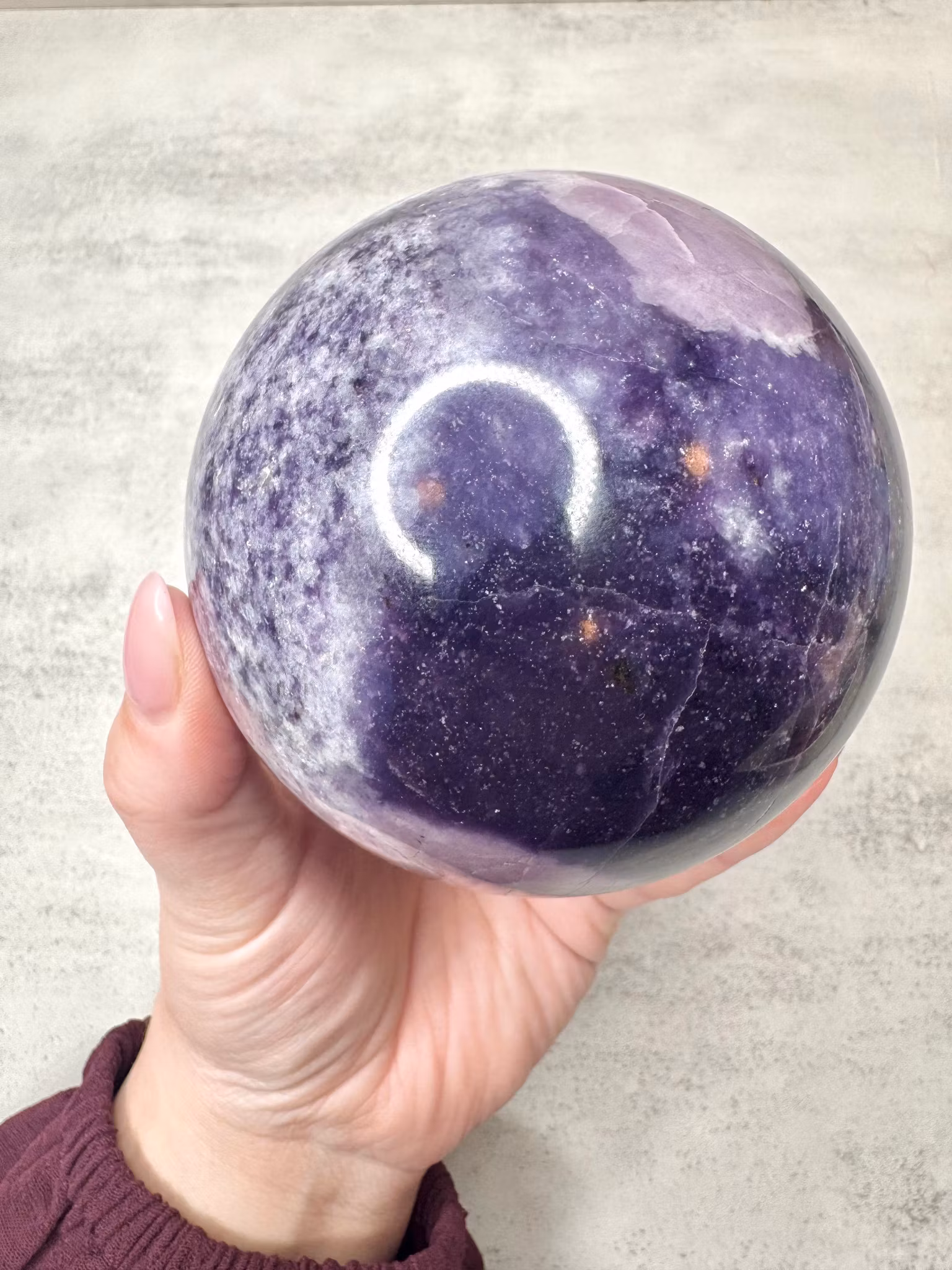 Sort klot i lepidolit