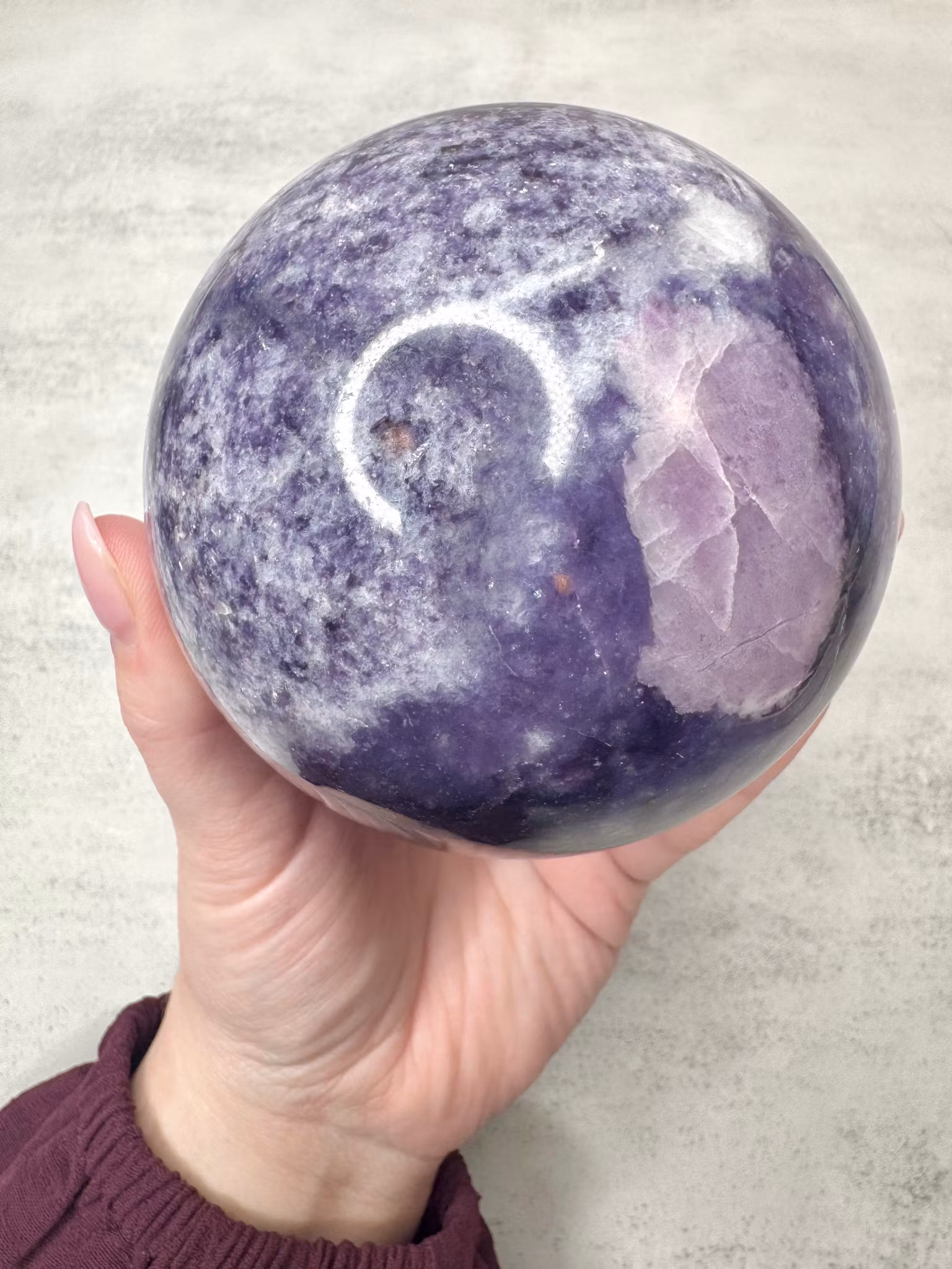 Sort klot i lepidolit