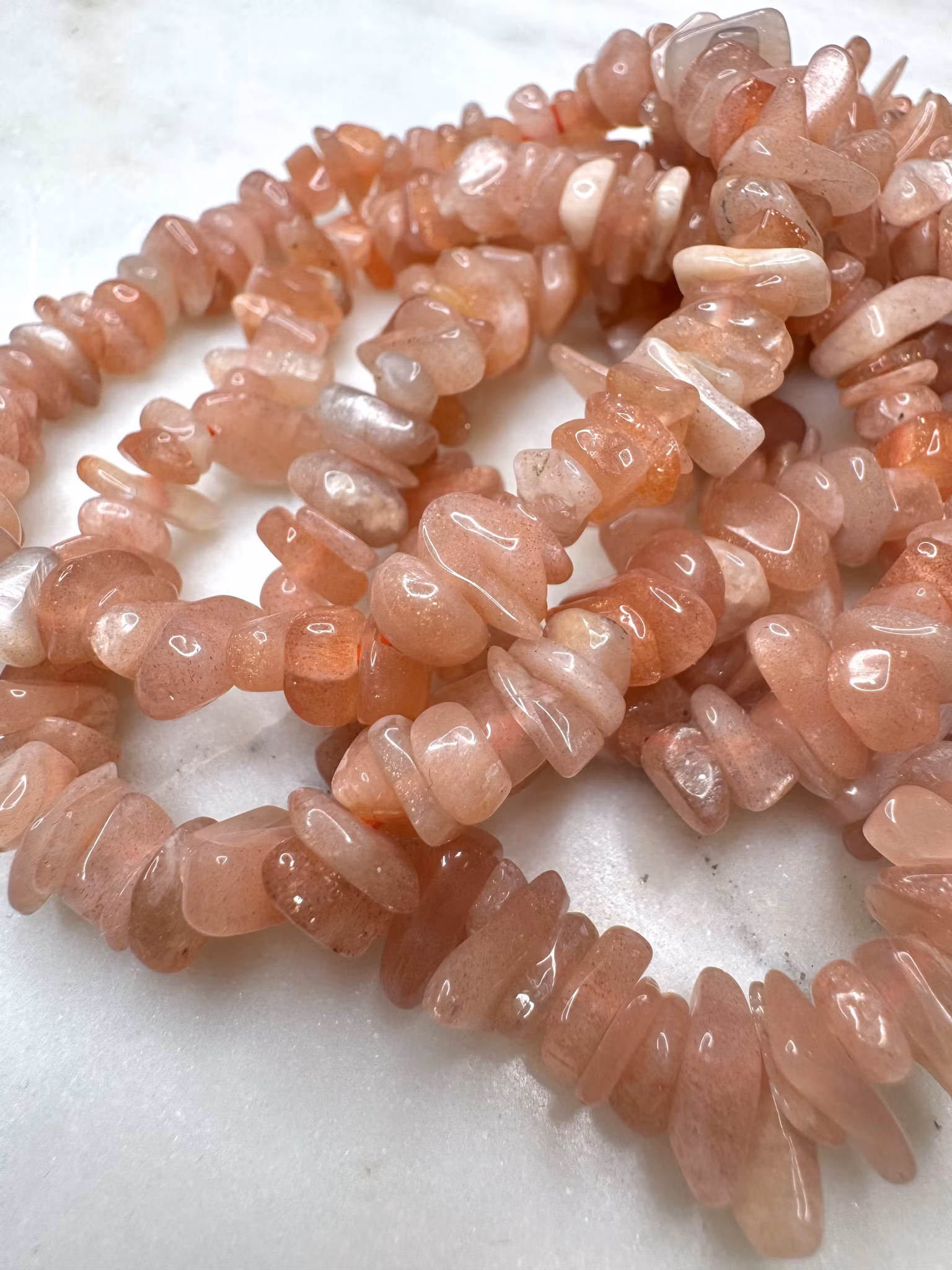 Chipsarmband i persikomånsten